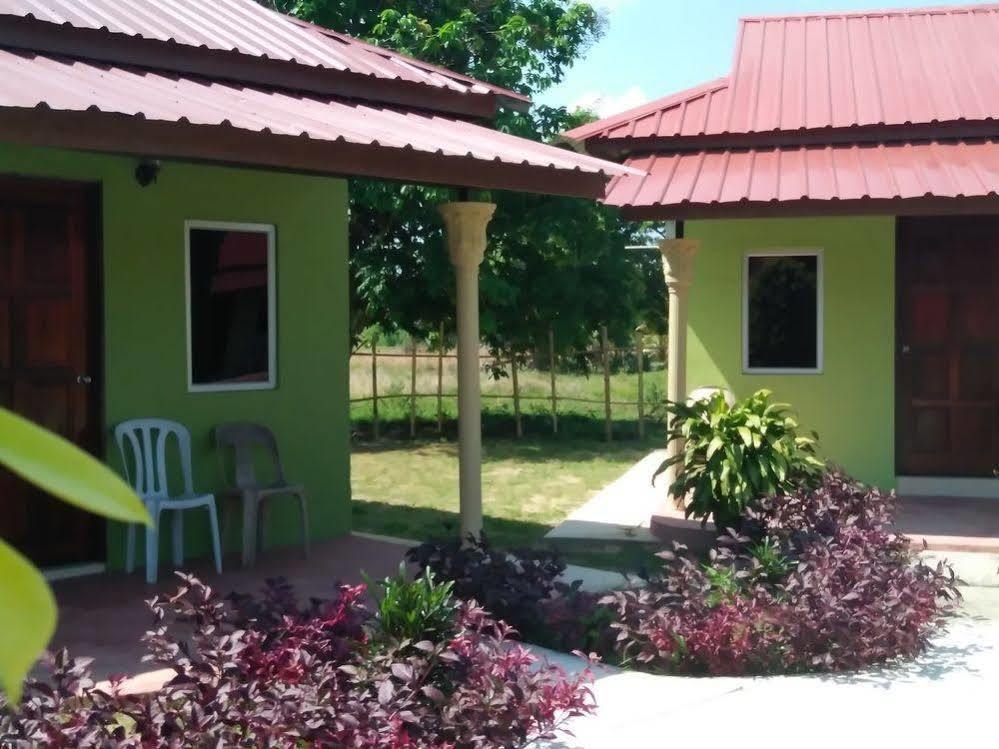 פנתאי צנאנג Motel Aurora Damai מראה חיצוני תמונה